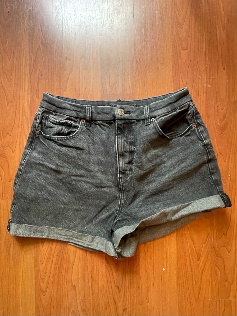 AE black curvy mom short